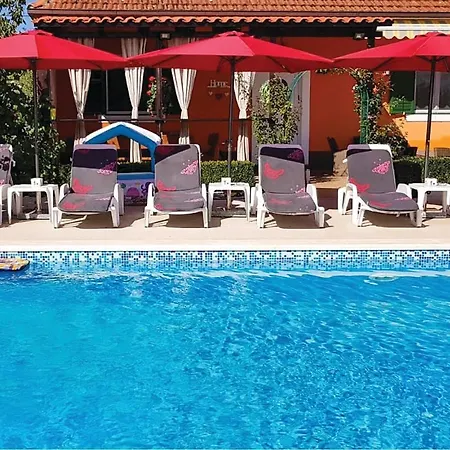 Three-bedroom Holiday In Gornje Holiday home