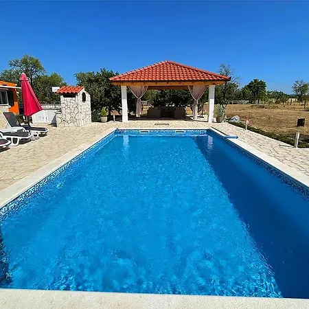 Three-bedroom Holiday In Gornje Holiday home