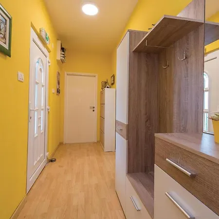 Holiday home Three-bedroom Holiday In Gornje Planjane