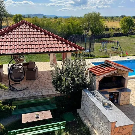 Holiday home Three-bedroom Holiday In Gornje Planjane