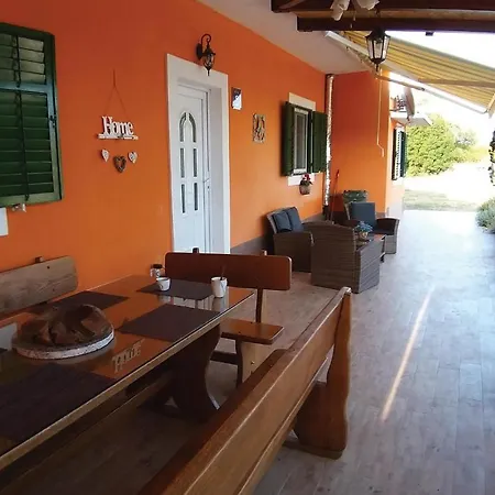 Three-bedroom Holiday In Gornje Holiday home