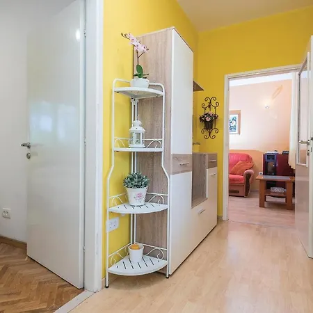 Three-bedroom Holiday In Gornje Holiday home *