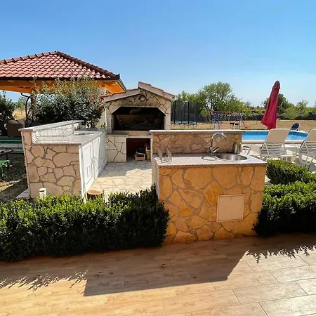 Three-bedroom Holiday In Gornje Planjane