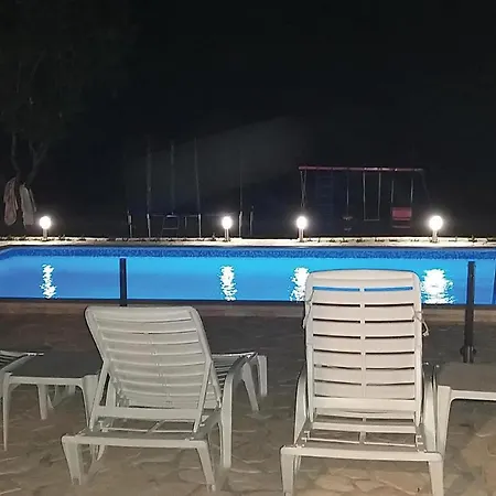Three-bedroom Holiday In Gornje Planjane